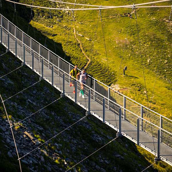 adidas Infinite Trails über die Hängebrücke