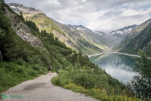 Es geht den See entlang.